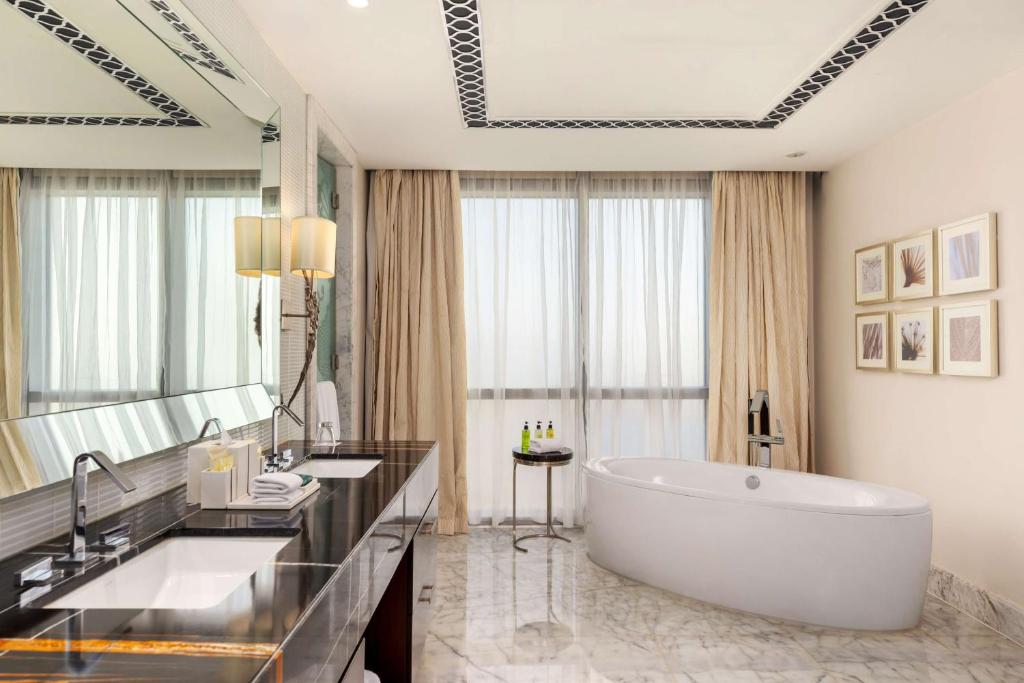 Hilton Metropolitan | Dubai Essentials | All-Inclusive Escape
